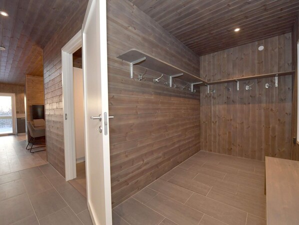 A modern bathroom with wooden walls and a tiled floor. - 4 Star Holiday Home in Idre (Idre)