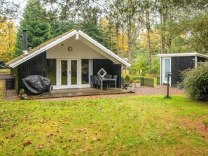 A small, single-story cabin with a covered patio and a dining area. - 6 Person Holiday Home in Ansager (Ansager)