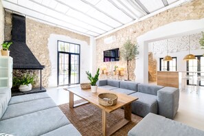 壁炉、电脑显示器