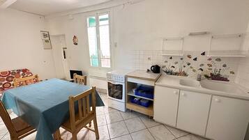 Een koelkast, een microgolfoven, een oven, een kookplaat