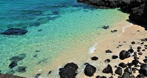 Spiaggia privata, sabbia bianca, lettini da mare, teli da spiaggia