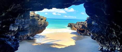 Playa privada, playa de arena blanca, camastros y toallas de playa