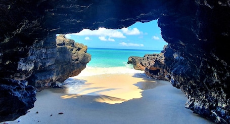 Playa privada, arena blanca, tumbonas y toallas de playa. Al Camar Lodge