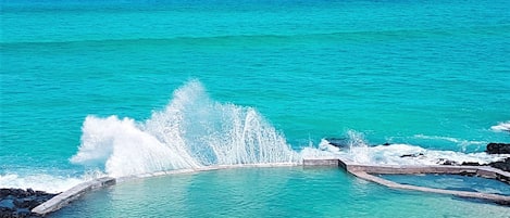 2 piscine all'aperto, lettini