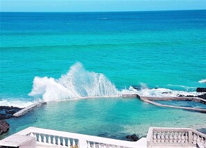 2 座室外游泳池,提供日光浴躺椅