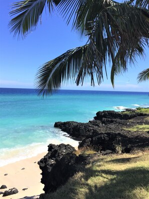 Private beach, white sand, sun-loungers, beach towels - Al Camar Lodge (Djomani)