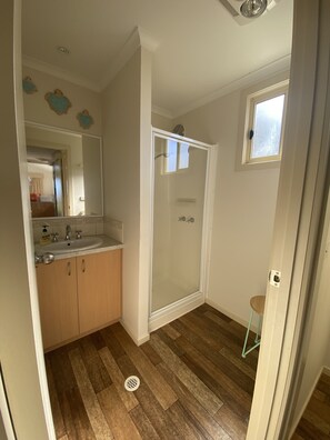 Shower, towels - Two bedroom cabin in Apollo Bay's most popular Holiday Park (Apollo Bay)
