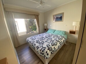 2 bedrooms, bed sheets - Two bedroom cabin in Apollo Bay's most popular Holiday Park (Apollo Bay)