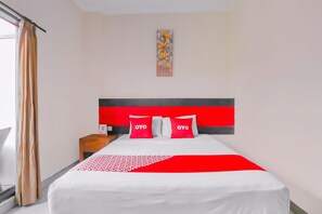 Desk, laptop workspace, free WiFi, bed sheets - Hotel O Ari Beach Inn (Kuta)