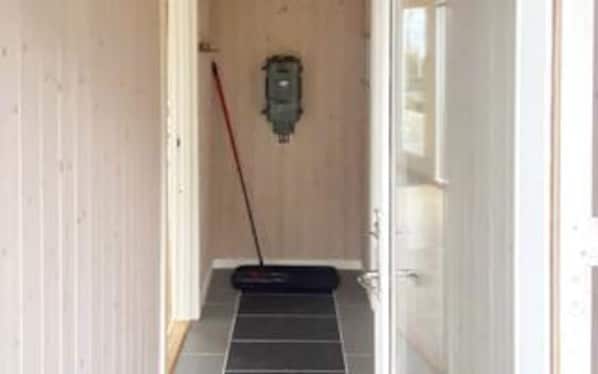 A hallway with a broom and a wall-mounted device. - 4 Person Holiday Home in Aabenraa (Aabenraa)