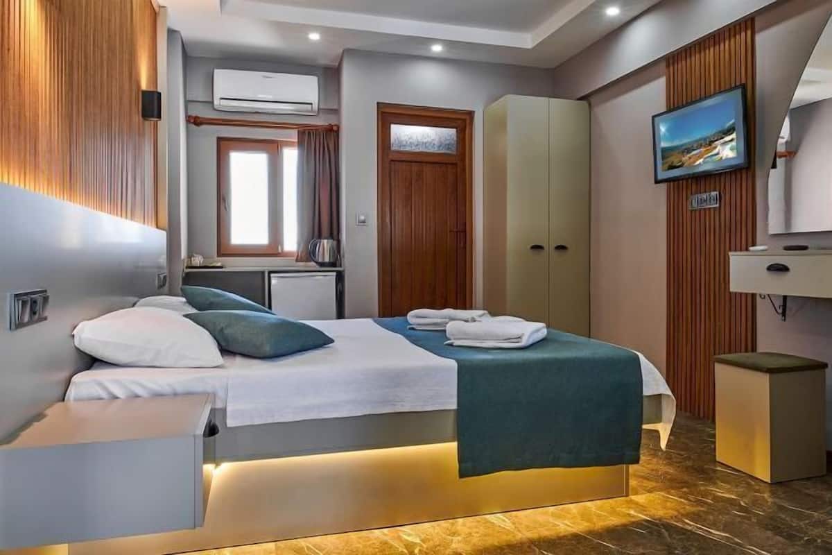 Premium bedding, free minibar, individually decorated, desk