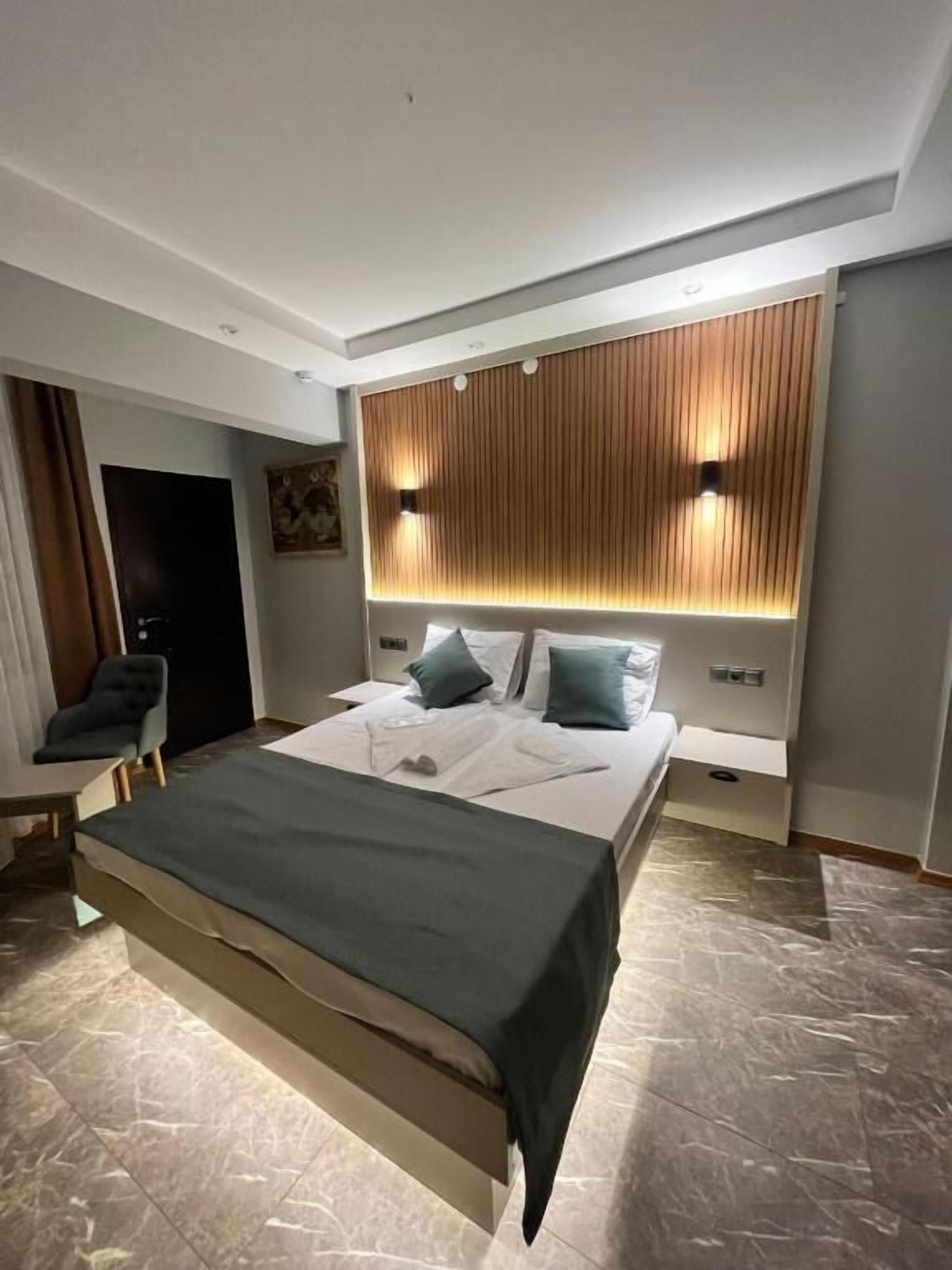 Premium bedding, free minibar, individually decorated, desk