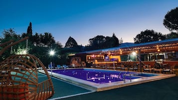 Una piscina al aire libre de temporada, camas de piscina gratis