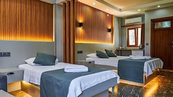 Familien-Vierbettzimmer, 1 Schlafzimmer, Nichtraucher, Poolblick | Hochwertige Bettwaren, kostenlose Minibar, individuell dekoriert