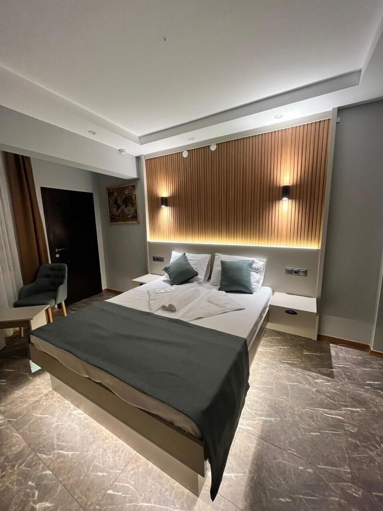 Premium bedding, free minibar, individually decorated, desk