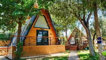 Family Bungalow | Premium bedding, free minibar, individually decorated, desk