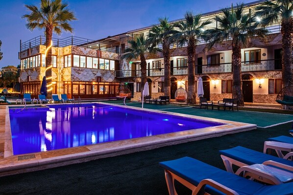 Seasonal outdoor pool, free pool cabanas, pool umbrellas