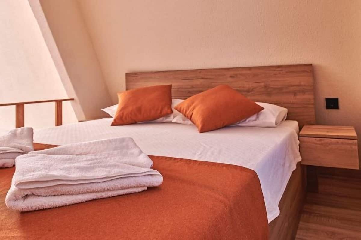 Premium bedding, free minibar, individually decorated, desk