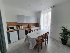 Réfrigérateur, micro-ondes, four, plaque de cuisson