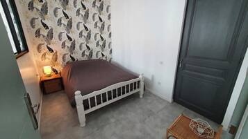 Fer et planche Ă repasser, lit parapluie, Wi-Fi gratuit, draps fournis