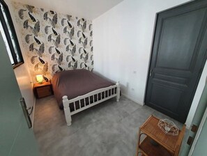 Fer et planche à repasser, lit parapluie, Wi-Fi gratuit, draps fournis