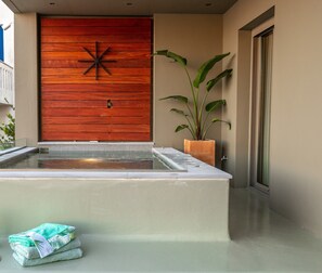 Bain à remous extérieur