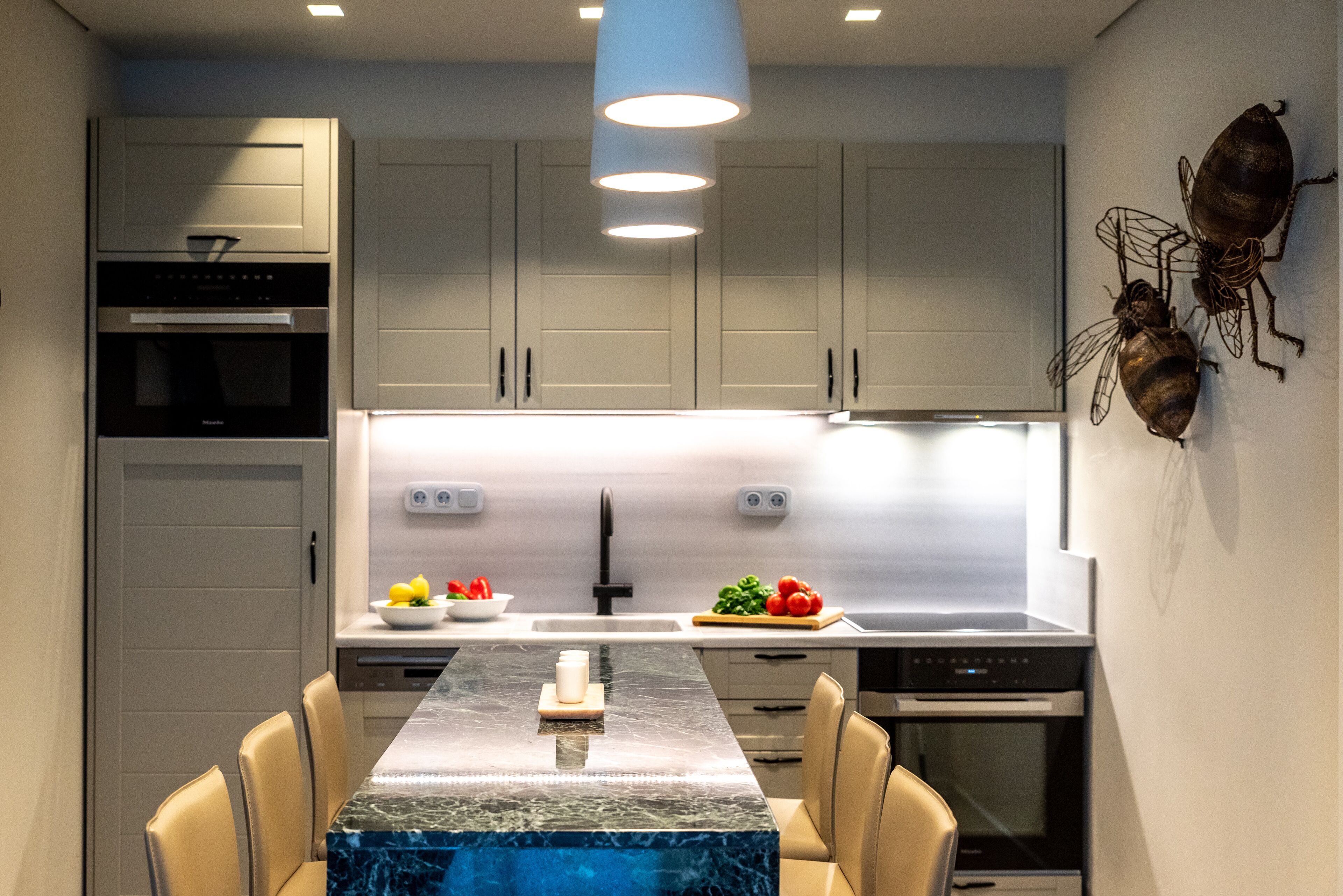 冷蔵庫、電子レンジ、オーブン、コンロ