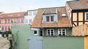 Een rij traditionele gebouwen in Europese stijl, met opvallende architectonische details, zoals puntige daken en vakwerk.
