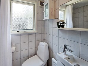House | Bathroom - 5 Person Holiday Home in Hals (Hals)