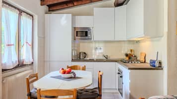 KĂŒhlschrank, Mikrowelle, Ofen, Kochgeschirr/Geschirr/Besteck