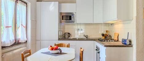 Réfrigérateur, micro-ondes, four