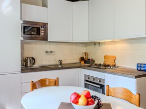 Kühlschrank, Mikrowelle, Ofen, Kochgeschirr/Geschirr/Besteck
