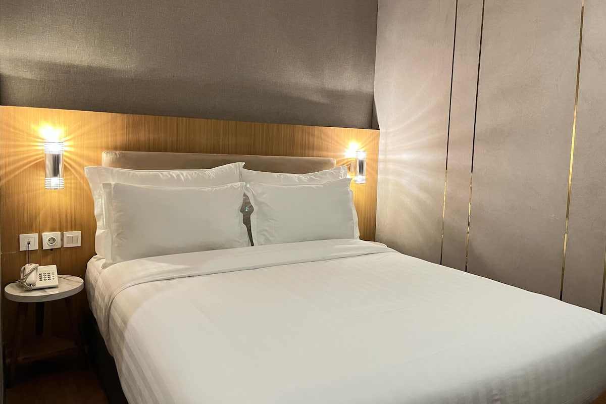 Escritorio, wifi gratis y ropa de cama
