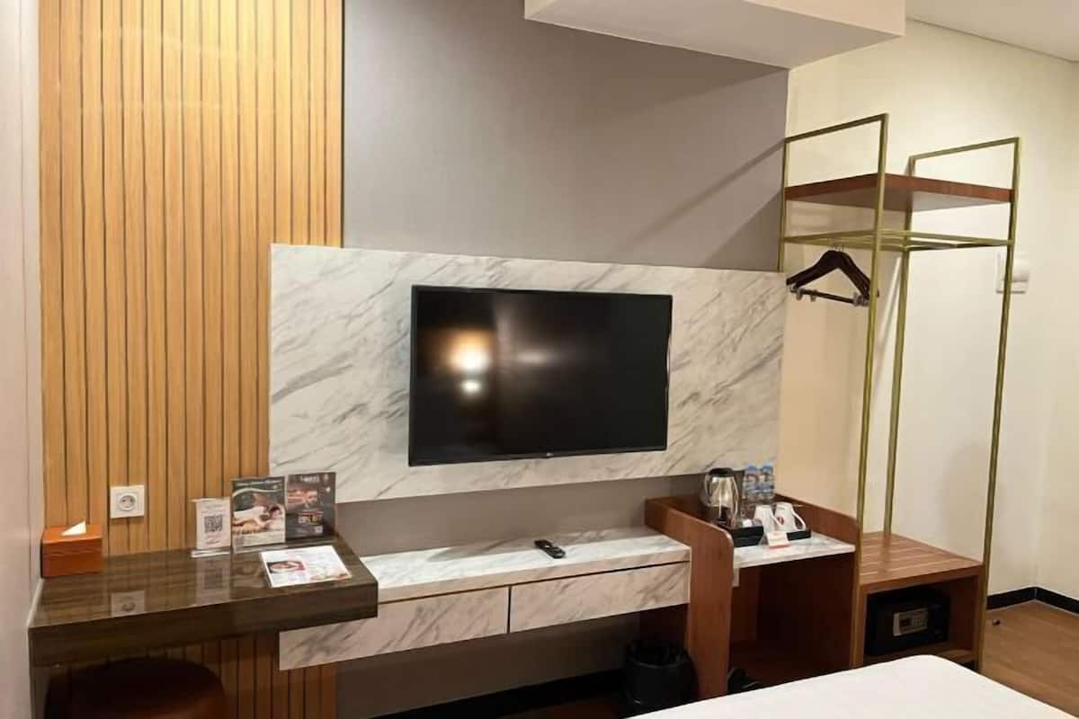 Desk, WiFi (free), bed sheets