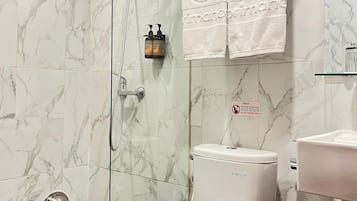 Een douche, handdoeken