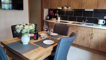 Fridge, oven, dishwasher, cookware/dishes/utensils