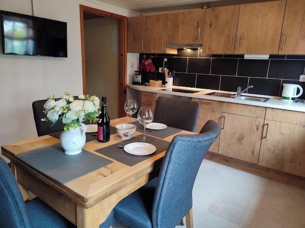 Kühlschrank, Ofen, Geschirrspüler, Kochgeschirr/Geschirr/Besteck