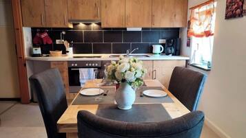 Kühlschrank, Ofen, Geschirrspüler, Kochgeschirr/Geschirr/Besteck