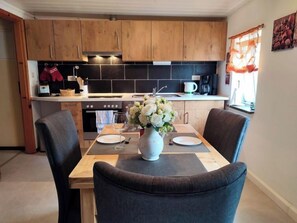 Kühlschrank, Ofen, Geschirrspüler, Kochgeschirr/Geschirr/Besteck