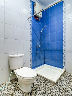Deluxe tweepersoonskamer | Badkamer | Een douche, handdoeken, toiletpapier