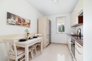 Kjøleskap, mikrobølgeovn, ovn og kokeplater