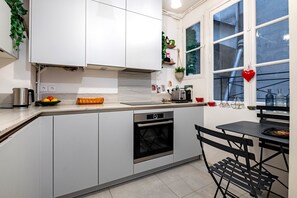 Fridge, microwave, oven, stovetop - The Hopeful Romantic, by Veeve (Paris)