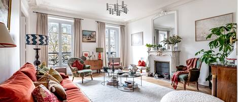 Televisión y chimenea