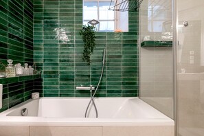 Bathtub, hair dryer, towels - The Hopeful Romantic, by Veeve (Paris)