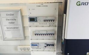 Panel eléctrico con medidores y una etiqueta que dice 'Elmäler Electricity meter'.