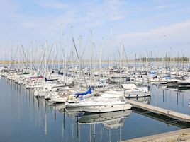 En havn med mange både i rolige vand.