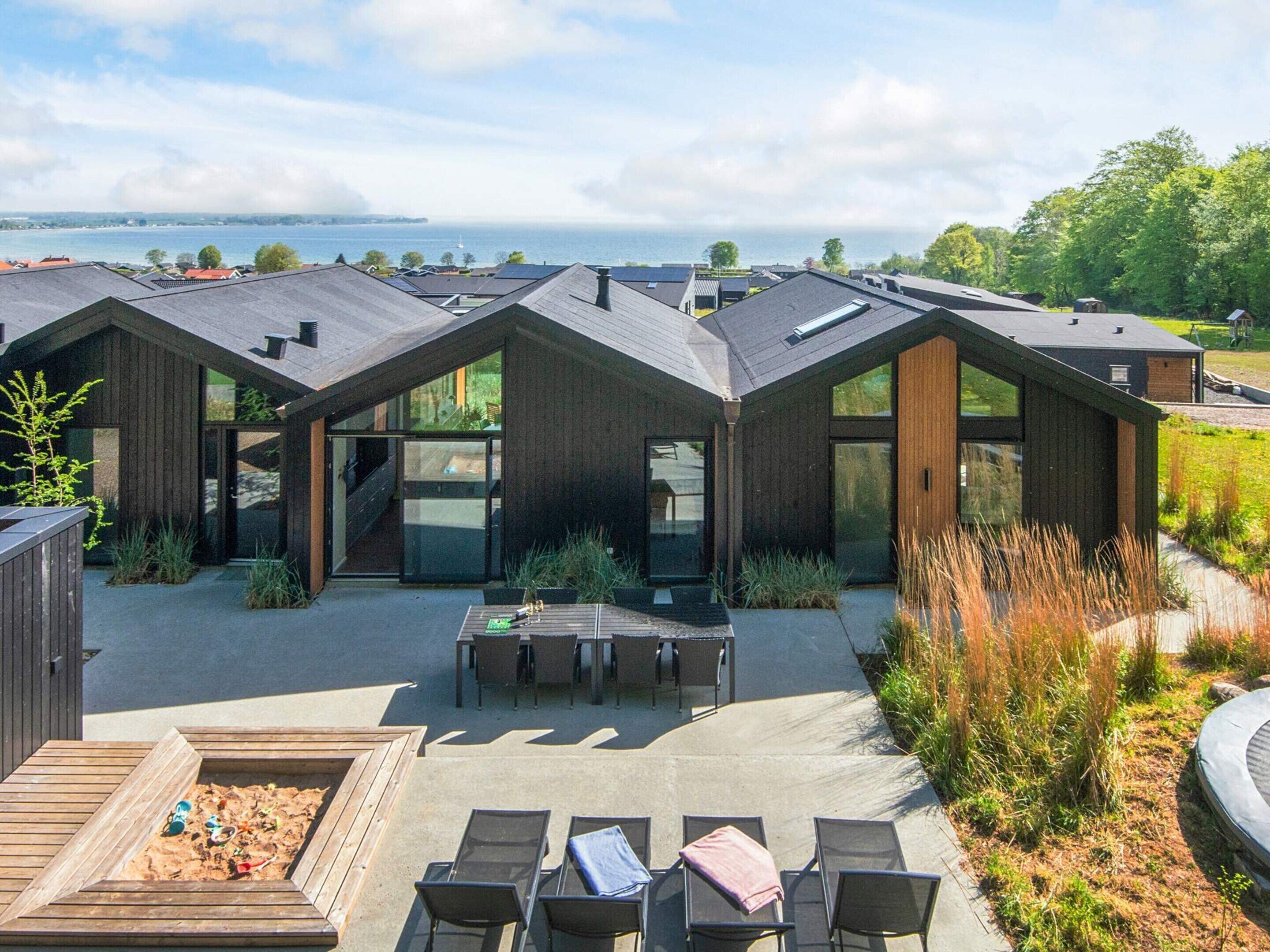 House | Pemandangan air