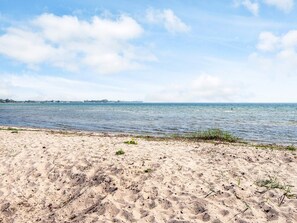 A sandy beach with calm water and a clear sky. - 5 Star Holiday Home in Sjolund (Sjølund)