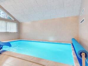 Una piscina techada, una piscina al aire libre