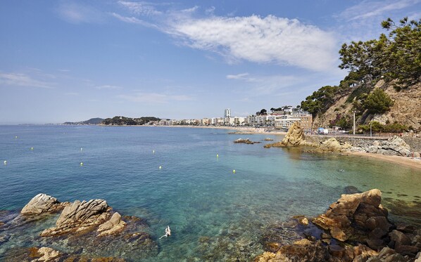 Beach - Apt 7 pax 300 meters from Fenals beach in LLoret de Mar. Modern, free wifi. Young people from 18 years old. Vivalidays Kaylo. (Lloret de Mar)